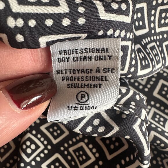Diane von Furstenburg 95% silk black and off white long sleeve blouse. Size 0. - Picture 5 of 9